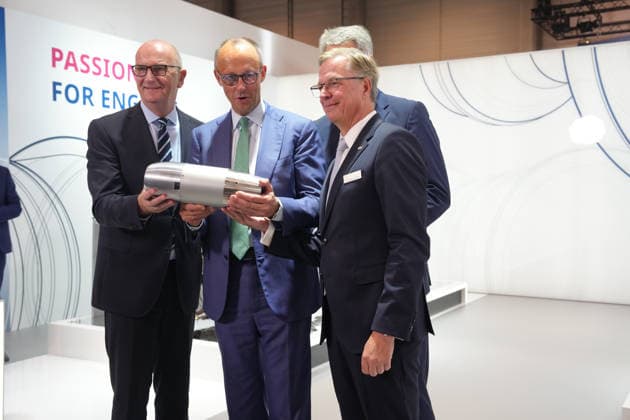 Eroeffnung der Luft- und Raumfahrtmesse ILA 2026 mit Bundeskanzler Bundeskanzler Friedrich Merz beim Rundgang uber das Messegelaender bei der Eroeffnung der Internationalen Luft- und Raumfahrtmesse ILA 2026 auf dem EXPO Gelaende in Berlin, Berlin, 10.06.2026 Berlin Berlin Deutschland *** Opening of the ILA 2026 aerospace trade fair with Federal Chancellor Federal Chancellor Friedrich Merz on a tour of the exhibition grounds at the opening of the ILA 2026 international aerospace trade fair at the EXPO grounds in Berlin, Berlin, 10 06 2026 Berlin Berlin Germany