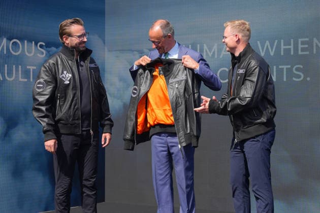 Eroeffnung der Luft- und Raumfahrtmesse ILA 2026 mit Bundeskanzler Bundeskanzler Friedrich Merz gemeinsam mit Quantum Co CEO Florian Seibel und Quantum Co-CEO Sven Kruck am Stand von Quantum Systems bei der Vorstellung und Enthuellung der PULS 19 im Rahmen der Internationalen Luft- und Raumfahrtmesse ILA 2026 auf dem EXPO Gelaende in Berlin, Berlin, 10.06.2026 Berlin Berlin Deutschland *** Opening of the ILA 2026 aerospace trade fair with German Chancellor Friedrich Merz together with Quantum Co CEO Florian Seibel and Quantum Co CEO Sven Kruck at the Quantum Systems stand during the presentation and unveiling of the PULS 19 as part of the ILA 2026 international aerospace trade fair at the EXPO site in Berlin, Berlin, 10 06 2026 Berlin Berl
