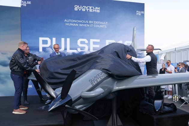 Eroeffnung der Luft- und Raumfahrtmesse ILA 2026 mit Bundeskanzler Bundeskanzler Friedrich Merz enthuellt gemeinsam mit Quantum Co CEO Florian Seibel und Quantum Co-CEO Sven Kruck am der PULS P 19 im Rahmen der Internationalen Luft- und Raumfahrtmesse ILA 2026 auf dem EXPO Gelaende in Berlin, Berlin, 10.06.2026 Berlin Berlin Deutschland *** Opening of the International Aerospace Exhibition ILA 2026 with Federal Chancellor Federal Chancellor Friedrich Merz unveils together with Quantum Co CEO Florian Seibel and Quantum Co CEO Sven Kruck at the PULS P 19 as part of the International Aerospace Exhibition ILA 2026 at the EXPO site in Berlin, Berlin, 10 06 2026 Berlin Berlin Germany