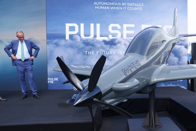 Eroeffnung der Luft- und Raumfahrtmesse ILA 2026 mit Bundeskanzler Bundeskanzler Friedrich Merz sichtlich beeindruckt vom Fluggeraet bei der Vorstellung und Enthuellung der PULS P 19 im Rahmen der Internationalen Luft- und Raumfahrtmesse ILA 2026 auf dem EXPO Gelaende in Berlin, Berlin, 10.06.2026 Berlin Berlin Deutschland *** Opening of the ILA 2026 aerospace trade fair with Federal Chancellor Federal Chancellor Friedrich Merz visibly impressed by the aircraft at the presentation and unveiling of the PULS P 19 as part of the ILA 2026 international aerospace trade fair at the EXPO site in Berlin, Berlin, 10 06 2026 Berlin Berlin Germany