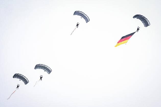 Internationale Luftfahrtausstellung ILA Bundeskanzler Friedrich Merz (CDU) ** NUR FÜR REDAKTIONELLE ZWECKE ** EDITORIAL USE ONLY **<p>Internationale Luftfahrtausstellung ILA Bundeskanzler Friedrich Merz (CDU) Von nachhaltigen Antrieben für die zivile Luftfahrt über hochmoderne Drohnen im Defence-Bereich bis hin zu modernster Satellitentechnik für aktuelle und.künftige Weltraummissionen: Die ILA Berlin zeigt die Zukunft der Luft- und Raumfahrt. 750 Aussteller aus 37 Ländern präsentieren die neuesten Innovationen und Entwicklungen der Branche. Darüber hinaus werden rund 100 Fluggeräte am Boden und in der Luft zu erleben sein, fotografiert am 10.06.2026 in Berlin. Berlin Berlin Berlin Copyright: MaurizioxGambarini *** International Copyright: MaurizioxGambarini doc8688xqq9qcy1lg0kzcfk ,EDITORIAL USE ONLY