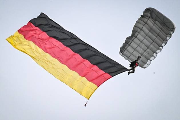 Internationale Luftfahrtausstellung ILA Bundeskanzler Friedrich Merz (CDU) ** NUR FÜR REDAKTIONELLE ZWECKE ** EDITORIAL USE ONLY **<p>Internationale Luftfahrtausstellung ILA Bundeskanzler Friedrich Merz (CDU) Von nachhaltigen Antrieben für die zivile Luftfahrt über hochmoderne Drohnen im Defence-Bereich bis hin zu modernster Satellitentechnik für aktuelle und.künftige Weltraummissionen: Die ILA Berlin zeigt die Zukunft der Luft- und Raumfahrt. 750 Aussteller aus 37 Ländern präsentieren die neuesten Innovationen und Entwicklungen der Branche. Darüber hinaus werden rund 100 Fluggeräte am Boden und in der Luft zu erleben sein, fotografiert am 10.06.2026 in Berlin. Berlin Berlin Berlin Copyright: MaurizioxGambarini *** International Copyright: MaurizioxGambarini doc8688xr1m1z816genkpzt ,EDITORIAL USE ONLY