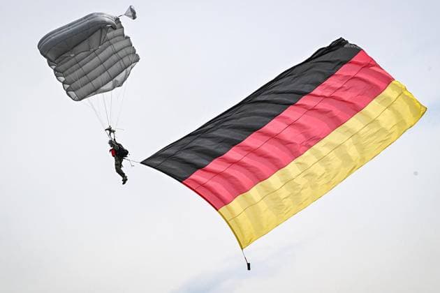 Internationale Luftfahrtausstellung ILA Bundeskanzler Friedrich Merz (CDU) ** NUR FÜR REDAKTIONELLE ZWECKE ** EDITORIAL USE ONLY **<p>Internationale Luftfahrtausstellung ILA Bundeskanzler Friedrich Merz (CDU) Von nachhaltigen Antrieben für die zivile Luftfahrt über hochmoderne Drohnen im Defence-Bereich bis hin zu modernster Satellitentechnik für aktuelle und.künftige Weltraummissionen: Die ILA Berlin zeigt die Zukunft der Luft- und Raumfahrt. 750 Aussteller aus 37 Ländern präsentieren die neuesten Innovationen und Entwicklungen der Branche. Darüber hinaus werden rund 100 Fluggeräte am Boden und in der Luft zu erleben sein, fotografiert am 10.06.2026 in Berlin. Berlin Berlin Berlin Copyright: MaurizioxGambarini *** International Copyright: MaurizioxGambarini doc8688xsiagix17wyvel9v ,EDITORIAL USE ONLY