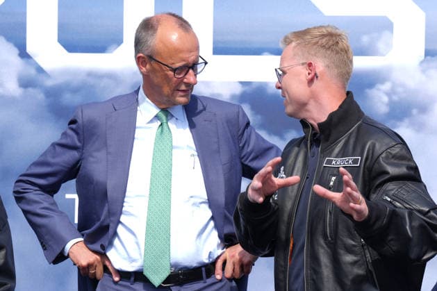 Eroeffnung der Luft- und Raumfahrtmesse ILA 2026 mit Bundeskanzler Bundeskanzler Friedrich Merz im Gespraech mit Quantum Co-CEO Sven Kruck bei der Vorstellung der PULS P 19 im Rahmen der Internationalen Luft- und Raumfahrtmesse ILA 2026 auf dem EXPO Gelaende in Berlin, Berlin, 10.06.2026 Berlin Berlin Deutschland *** Opening of the ILA 2026 aerospace trade fair with Federal Chancellor Federal Chancellor Friedrich Merz in conversation with Quantum Co CEO Sven Kruck at the presentation of the PULS P 19 as part of the ILA 2026 international aerospace trade fair at the EXPO site in Berlin, Berlin, 10 06 2026 Berlin Berlin Germany