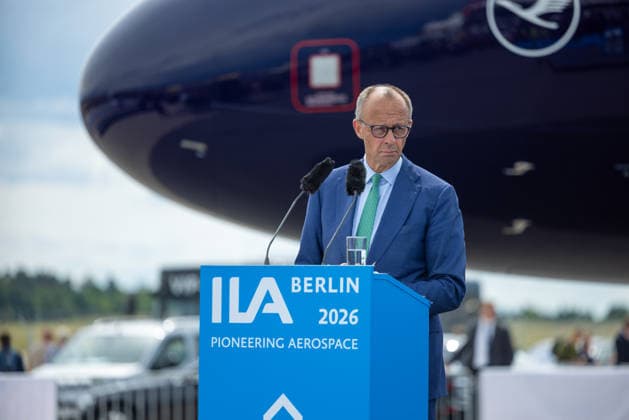 Bundeskanzler Friedrich Merz eröffnet die ILA 2026. Deutschland, Berlin Schönefeld am 10. Juni 2026: Kanzler Merz eröffnet die Internationale Luft- und Raumfahrtausstellung Berlin 2026 feierlich vor einer Airbus 320Neo der Lufthansa. *** Federal Chancellor Friedrich Merz opens the ILA 2026 Germany, Berlin Schönefeld on June 10, 2026 Chancellor Merz opens the International Aerospace Exhibition Berlin 2026 in a ceremony in front of a Lufthansa Airbus 320Neo