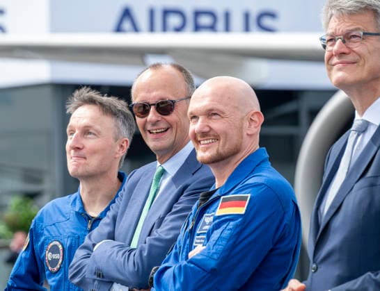 Friedrich Merz + Deutschlands Astronauten auf der ILA EUR, Deutschland, Berlin, 10.06.2026: l-r Gemeinsam beobachten Sie die Flugshow - Astronaut Matthias Maurer Friedrich Merz und der Astronaut Alexander Gerst - Die ILA Berlin ist eine der weltweit führenden Aerospace-Messen. Sie deckt die Branchensegmente Aviation, Space und Defence ab. Alle zwei Jahre bringt sie führende Köpfe aus Industrie, Politik, Forschung und Streitkräften zum Austausch und Netzwerken zusammen. *** Friedrich Merz Germanys astronauts at the ILA EUR, Germany, Berlin, 10 06 2026 l r Watching the air show together Astronaut Matthias Maurer Friedrich Merz and astronaut Alexander Gerst The ILA Berlin is one of the worlds leading aerospace trade fairs It covers the av
