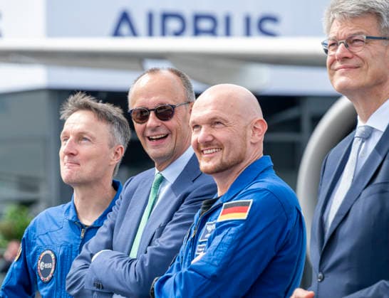 Friedrich Merz + Deutschlands Astronauten auf der ILA EUR, Deutschland, Berlin, 10.06.2026: l-r Gemeinsam beobachten Sie die Flugshow - Astronaut Matthias Maurer Friedrich Merz und der Astronaut Alexander Gerst - Die ILA Berlin ist eine der weltweit führenden Aerospace-Messen. Sie deckt die Branchensegmente Aviation, Space und Defence ab. Alle zwei Jahre bringt sie führende Köpfe aus Industrie, Politik, Forschung und Streitkräften zum Austausch und Netzwerken zusammen. *** Friedrich Merz Germanys astronauts at the ILA EUR, Germany, Berlin, 10 06 2026 l r Watching the air show together Astronaut Matthias Maurer Friedrich Merz and astronaut Alexander Gerst The ILA Berlin is one of the worlds leading aerospace trade fairs It covers the av