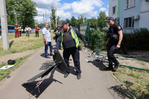 A law enforcer holds a piece of a drone that Russian forces used to attack a district of Kharkiv, Ukraine, June 10, 2026. Russian forces struck the northeastern city with drones, injuring at least eight people. One of the drones hit an apartment block, housing a dental office. (Photo by Viacheslav Madiievskyi Ukrinform) Russians damage dental office in Kharkiv  Copyright: xViacheslavxMadiievskyix