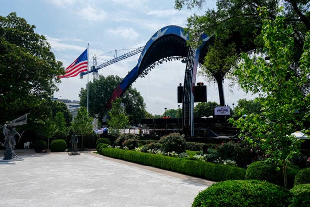 Workers Construct a UFC Fighting Ring - Washington Workers construct a UFC fighting ring ahead of a planned Ultimate Fighting Championship (UFC) fight on the South Lawn of the White House in Washington, DC, US, on Wednesday, June 10, 2026. The mixed Ultimate Fighting Championship event on White House grounds planned for June 14 violates National Park Service environmental review regulations, two Virginia residents allege in a lawsuit challenging it. Photo by Aaron Schwartz Pool ABACAPRESS.COM  Copyright: xPool ABACAx