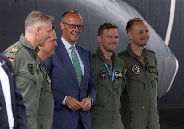 10.06.2026, xjrdrx, Wirtschaft ILA Berlin, Internationale Luft - und Raumfahrtausstellung, v.l. Bundeskanzler Friedrich Merz (CDU, Christlich Demokratische Union Deutschlands) begrüsst deutsche Soldaten der Luftwaffe Berlin *** 10 06 2026, xjrdrx, Economy ILA Berlin, International Aerospace Exhibition, f l Federal Chancellor Friedrich Merz CDU, Christian Democratic Union of Germany welcomes German soldiers of the Berlin Air Force