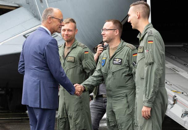 10.06.2026, xjrdrx, Wirtschaft ILA Berlin, Internationale Luft - und Raumfahrtausstellung, v.l. Bundeskanzler Friedrich Merz (CDU, Christlich Demokratische Union Deutschlands) begrüsst deutsche Soldaten der Luftwaffe Berlin *** 10 06 2026, xjrdrx, Economy ILA Berlin, International Aerospace Exhibition, f l Federal Chancellor Friedrich Merz CDU, Christian Democratic Union of Germany welcomes German soldiers of the Berlin Air Force