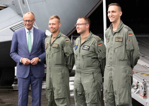 10.06.2026, xjrdrx, Wirtschaft ILA Berlin, Internationale Luft - und Raumfahrtausstellung, v.l. Bundeskanzler Friedrich Merz (CDU, Christlich Demokratische Union Deutschlands) begrüsst deutsche Soldaten der Luftwaffe Berlin *** 10 06 2026, xjrdrx, Economy ILA Berlin, International Aerospace Exhibition, f l Federal Chancellor Friedrich Merz CDU, Christian Democratic Union of Germany welcomes German soldiers of the Berlin Air Force