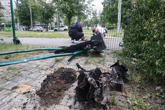 Russians damage dental office in Kharkiv Law enforcement officers examine the wreckage of a strike drone used by Russian forces to attack a district of Kharkiv, Ukraine, June 10, 2026. Russian forces struck the northeastern city with drones, injuring at least eight people. One of the drones hit an apartment block, housing a dental office., Credit:Viacheslav Madiievskyi Ukrinform Avalon Ukraine, Kharkiv  Copyright: xViacheslavxMadiievskyix xUkrinformx xAvalonx 1109309056