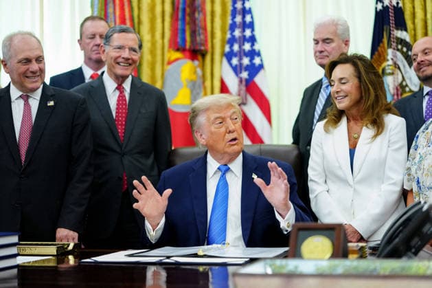 Trump During a Signing Ceremony for the Secure America Act - Washington US President Donald Trump, center, during a signing ceremony for the Secure America Act in the Oval Office of the White House in Washington, DC, US, on Wednesday, June 10, 2026. The SAVE America Act requires proof of citizenship to register to vote. Photo by Aaron Schwartz Pool ABACAPRESS.COM  Copyright: xPool ABACAx