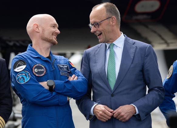 10.06.2026, xjrdrx, Wirtschaft ILA Berlin, Internationale Luft - und Raumfahrtausstellung, v.l. Deutscher Astronaut und Geophysiker und Vulkanologe Alexander Gerst, Bundeskanzler Friedrich Merz (CDU, Christlich Demokratische Union Deutschlands) Berlin *** 10 06 2026, xjrdrx, Economy ILA Berlin, International Aerospace Exhibition, f l German astronaut and geophysicist and volcanologist Alexander Gerst, Federal Chancellor Friedrich Merz CDU, Christian Democratic Union of Germany Berlin