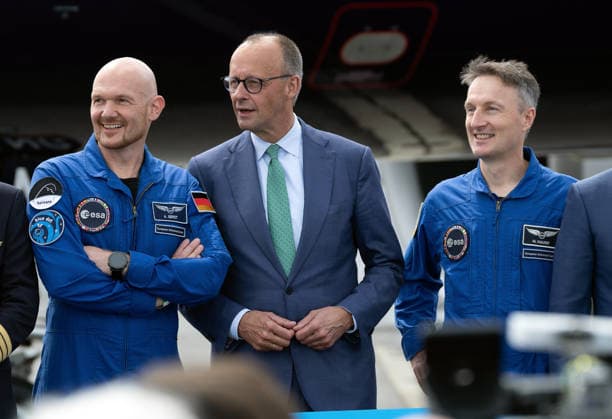 10.06.2026, xjrdrx, Wirtschaft ILA Berlin, Internationale Luft - und Raumfahrtausstellung, v.l. Deutscher Astronaut und Geophysiker und Vulkanologe Alexander Gerst, Bundeskanzler Friedrich Merz (CDU, Christlich Demokratische Union Deutschlands), Deutscher Astronaut Matthias Josef Maurer Berlin *** 10 06 2026, xjrdrx, Economy ILA Berlin, International Aerospace Exhibition, f l German astronaut and geophysicist and volcanologist Alexander Gerst, Federal Chancellor Friedrich Merz CDU, Christian Democratic Union of Germany , German astronaut Matthias Josef Maurer Berlin