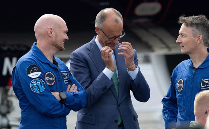 10.06.2026, xjrdrx, Wirtschaft ILA Berlin, Internationale Luft - und Raumfahrtausstellung, v.l. Deutscher Astronaut und Geophysiker und Vulkanologe Alexander Gerst, Bundeskanzler Friedrich Merz (CDU, Christlich Demokratische Union Deutschlands), Deutscher Astronaut Matthias Josef Maurer Berlin *** 10 06 2026, xjrdrx, Economy ILA Berlin, International Aerospace Exhibition, f l German astronaut and geophysicist and volcanologist Alexander Gerst, Federal Chancellor Friedrich Merz CDU, Christian Democratic Union of Germany , German astronaut Matthias Josef Maurer Berlin