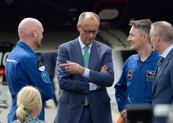 10.06.2026, xjrdrx, Wirtschaft ILA Berlin, Internationale Luft - und Raumfahrtausstellung, v.l. Deutscher Astronaut und Geophysiker und Vulkanologe Alexander Gerst, Bundeskanzler Friedrich Merz (CDU, Christlich Demokratische Union Deutschlands), Deutscher Astronaut Matthias Josef Maurer Berlin *** 10 06 2026, xjrdrx, Economy ILA Berlin, International Aerospace Exhibition, f l German astronaut and geophysicist and volcanologist Alexander Gerst, Federal Chancellor Friedrich Merz CDU, Christian Democratic Union of Germany , German astronaut Matthias Josef Maurer Berlin