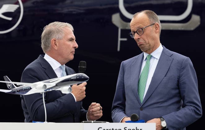 10.06.2026, xjrdrx, Wirtschaft ILA Berlin, Internationale Luft - und Raumfahrtausstellung, v.l. Carsten Spohr (Vorstandsvorsitzender Lufthansa) Bundeskanzler Friedrich Merz (CDU, Christlich Demokratische Union Deutschlands) Berlin *** 10 06 2026, xjrdrx, Economy ILA Berlin, International Aerospace Exhibition, f l Carsten Spohr Chairman Lufthansa Federal Chancellor Friedrich Merz CDU, Christian Democratic Union of Germany Berlin