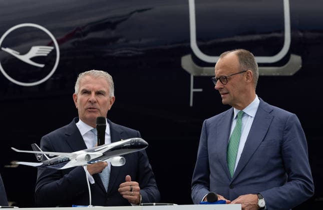 10.06.2026, xjrdrx, Wirtschaft ILA Berlin, Internationale Luft - und Raumfahrtausstellung, v.l. Carsten Spohr (Vorstandsvorsitzender Lufthansa) Bundeskanzler Friedrich Merz (CDU, Christlich Demokratische Union Deutschlands) Berlin *** 10 06 2026, xjrdrx, Economy ILA Berlin, International Aerospace Exhibition, f l Carsten Spohr Chairman Lufthansa Federal Chancellor Friedrich Merz CDU, Christian Democratic Union of Germany Berlin