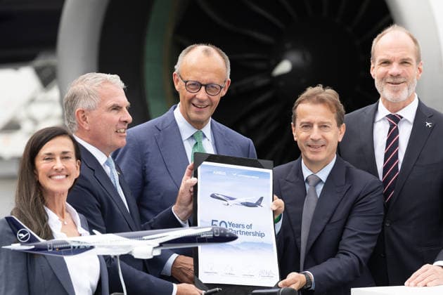 10.06.2026, xjrdrx, Wirtschaft ILA Berlin, Internationale Luft - und Raumfahrtausstellung, v.l. Grazia Vittadini (Vorstand der Deutschen Lufthansa AG), Carsten Spohr (Vorstandsvorsitzender Lufthansa), Bundeskanzler Friedrich Merz (CDU, Christlich Demokratische Union Deutschlands), Guillaume Faury (Airbus Chief Executive Officer (CEO) Berlin *** 10 06 2026, xjrdrx, Economy ILA Berlin, International Aerospace Exhibition, f l Grazia Vittadini Member of the Executive Board of Deutsche Lufthansa AG , Carsten Spohr Chairman of the Executive Board Lufthansa , Chancellor Friedrich Merz CDU, Christian Democratic Union of Germany , Guillaume Faury Airbus Chief Executive Officer CEO Berlin