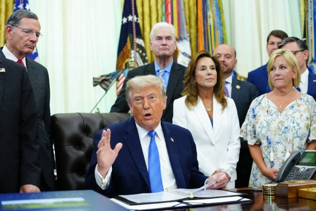 Trump During a Signing Ceremony for the Secure America Act - Washington US President Donald Trump, second left, during a signing ceremony for the Secure America Act in the Oval Office of the White House in Washington, DC, US, on Wednesday, June 10, 2026. The SAVE America Act requires proof of citizenship to register to vote. Photo by Aaron Schwartz Pool ABACAPRESS.COM  Copyright: xPool ABACAx