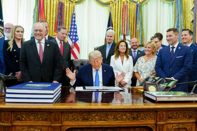 Trump During a Signing Ceremony for the Secure America Act - Washington US President Donald Trump, center, during a signing ceremony for the Secure America Act in the Oval Office of the White House in Washington, DC, US, on Wednesday, June 10, 2026. President Donald Trump prevailed after dissident Republican lawmakers abandoned an effort to leverage a $70 billion spending package to prevent him from reviving a payout fund for political allies who say they were unfairly targeted by the Biden administration. Photo by Aaron Schwartz Pool ABACAPRESS.COM  Copyright: xPool ABACAx