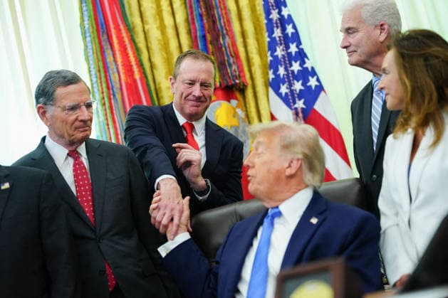 Trump During a Signing Ceremony for the Secure America Act - Washington Senator Eric Schmitt, a Republican of Missouri, second left, and US President Donald Trump shake hands during a signing ceremony for the Secure America Act in the Oval Office of the White House in Washington, DC, US, on Wednesday, June 10, 2026. President Donald Trump prevailed after dissident Republican lawmakers abandoned an effort to leverage a $70 billion spending package to prevent him from reviving a payout fund for political allies who say they were unfairly targeted by the Biden administration. Photo by Aaron Schwartz Pool ABACAPRESS.COM  Copyright: xPool ABACAx