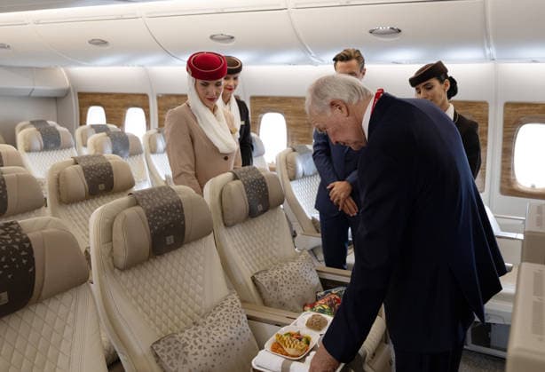 10.06.2026, xjrdrx, Wirtschaft ILA Berlin, Internationale Luft - und Raumfahrtausstellung, v.l. Tim Clark (Präsident Emirates) schaut sich das Flugzeug an Berlin *** 10 06 2026, xjrdrx, Economy ILA Berlin, International Aerospace Exhibition, f l Tim Clark President Emirates looks at the airplane Berlin