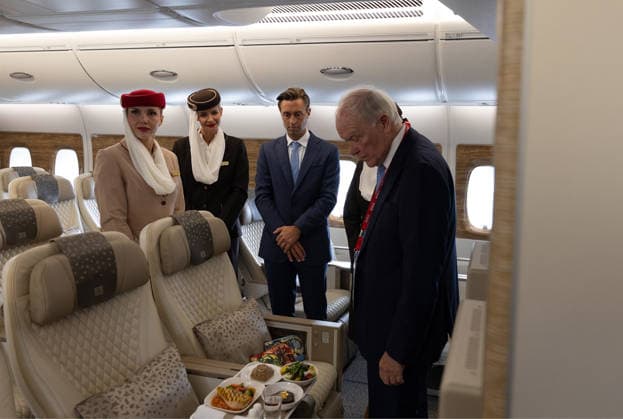 10.06.2026, xjrdrx, Wirtschaft ILA Berlin, Internationale Luft - und Raumfahrtausstellung, v.l. Tim Clark (Präsident Emirates) schaut sich das Flugzeug an Berlin *** 10 06 2026, xjrdrx, Economy ILA Berlin, International Aerospace Exhibition, f l Tim Clark President Emirates looks at the airplane Berlin
