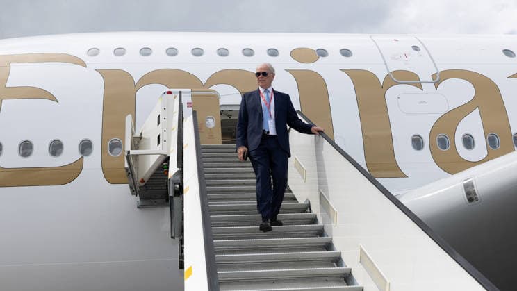10.06.2026, xjrdrx, Wirtschaft ILA Berlin, Internationale Luft - und Raumfahrtausstellung, v.l. Tim Clark (Präsident Emirates) schaut sich das Flugzeug an Berlin *** 10 06 2026, xjrdrx, Economy ILA Berlin, International Aerospace Exhibition, f l Tim Clark President Emirates looks at the airplane Berlin