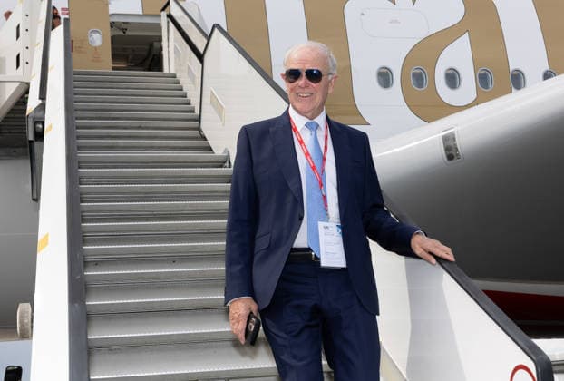 10.06.2026, xjrdrx, Wirtschaft ILA Berlin, Internationale Luft - und Raumfahrtausstellung, v.l. Tim Clark (Präsident Emirates) schaut sich das Flugzeug an Berlin *** 10 06 2026, xjrdrx, Economy ILA Berlin, International Aerospace Exhibition, f l Tim Clark President Emirates looks at the airplane Berlin
