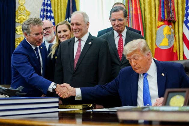News Bilder des Tages Senator Rand Paul, a Republican from Kentucky, left, and US President Donald Trump shake hands during a signing ceremony for the Secure America Act in the Oval Office of the White House in Washington, DC on Wednesday, June 10, 2026. The SAVE America Act requires proof of citizenship to register to vote.  WAX20260610802 AaronxSchwartz