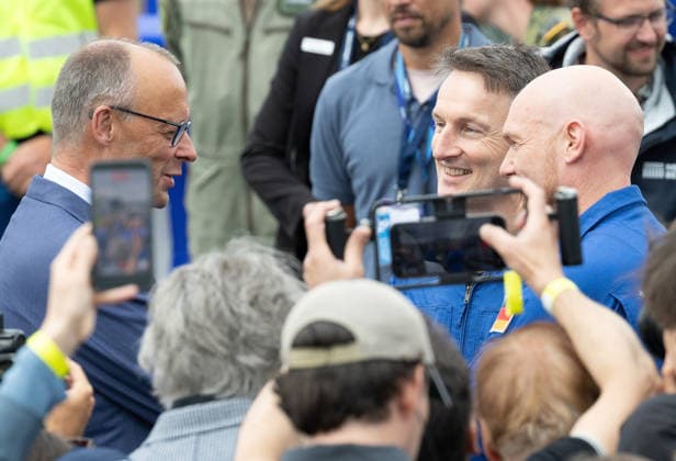 10.06.2026, xjrdrx, Wirtschaft ILA Berlin, Internationale Luft - und Raumfahrtausstellung, v.l. Bundeskanzler Friedrich Merz (CDU, Christlich Demokratische Union Deutschlands) begrüsst Deutscher Astronaut Matthias Josef Maurer, Deutscher Astronaut und Geophysiker und Vulkanologe Alexander Gerst Berlin *** 10 06 2026, xjrdrx, Economy ILA Berlin, International Aerospace Exhibition, f l Federal Chancellor Friedrich Merz CDU, Christian Democratic Union of Germany welcomes German astronaut Matthias Josef Maurer, German astronaut and geophysicist and volcanologist Alexander Gerst Berlin