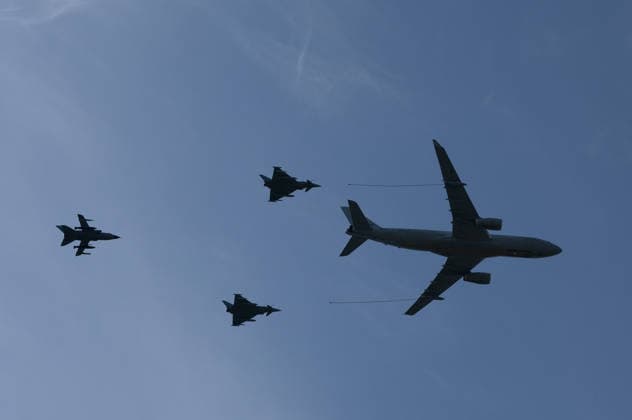 10.06.2026, xjrdrx, Wirtschaft ILA Berlin, Internationale Luft - und Raumfahrtausstellung, v.l. Airbus A330 MRTT führt eineÜbung zur Luftbetankung vor, 2 Eurofighter Typhoon und 1 Panavia 200 (PA-200) Tornado folgen dem Tankflugzeug Berlin *** 10 06 2026, xjrdrx, Economy ILA Berlin, International Aerospace Exhibition, f l Airbus A330 MRTT performs an aerial refueling exercise, 2 Eurofighter Typhoon and 1 Panavia 200 PA 200 Tornado follow the refueling aircraft Berlin