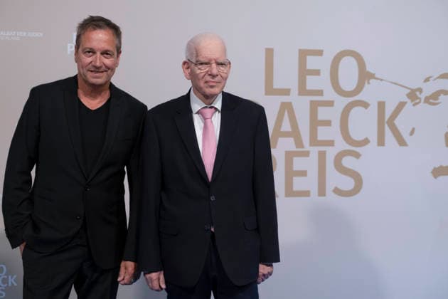 Verleihung des Leo Baeck-Preises 2026 durch den Zentralrat der Juden in Deutschland am Mittwoch (10.06.2026) in Berlin an den Kabarettisten Dieter Nuhr. (Foto v.l.: Dieter Nuhr und Josef Schuster, Praesident des Zentralrats der Juden in Deutschland) Mit dem Preis soll Nuhrs Einsatz gegen Antisemitismus in der Medienlandschaft gewuerdigt werden, begruendete der Zentralrat die Preistraegerwahl. Seit 1957 werden mit dem Leo-Baeck-Preis Persoenlichkeiten geehrt, die sich nach Ansicht des Zentralrats in herausragender Weise um die juedische Gemeinschaft verdient gemacht haben. (Siehe epd-Meldung vom 10.06.2026) EDITORIAL USE ONLY *** Presentation of the Leo Baeck Prize 2026 by the Central Council of Jews in Germany on Wednesday 10 06 2026 in Ber Copyright: epd-bild RolfxZoellner epd-Leo-Baeck-Preis1-kopieren