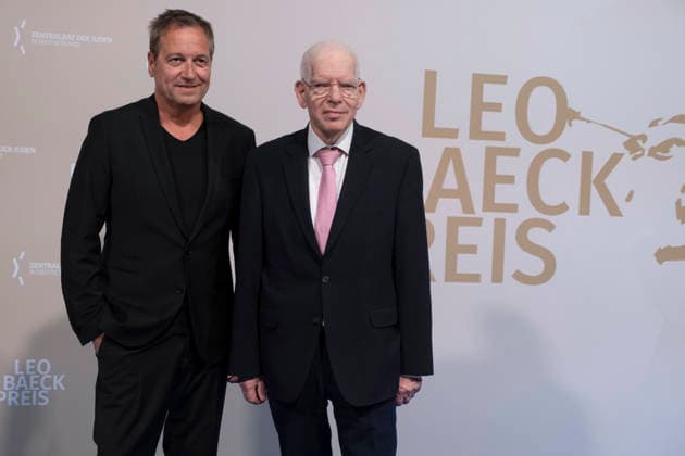 Verleihung des Leo Baeck-Preises 2026 durch den Zentralrat der Juden in Deutschland am Mittwoch (10.06.2026) in Berlin an den Kabarettisten Dieter Nuhr. (Foto v.l.: Dieter Nuhr und Josef Schuster, Praesident des Zentralrats der Juden in Deutschland) Mit dem Preis soll Nuhrs Einsatz gegen Antisemitismus in der Medienlandschaft gewuerdigt werden, begruendete der Zentralrat die Preistraegerwahl. Seit 1957 werden mit dem Leo-Baeck-Preis Persoenlichkeiten geehrt, die sich nach Ansicht des Zentralrats in herausragender Weise um die juedische Gemeinschaft verdient gemacht haben. (Siehe epd-Meldung vom 10.06.2026) EDITORIAL USE ONLY *** Presentation of the Leo Baeck Prize 2026 by the Central Council of Jews in Germany on Wednesday 10 06 2026 in Ber Copyright: epd-bild RolfxZoellner epd-Leo-Baeck-Preis2-kopieren