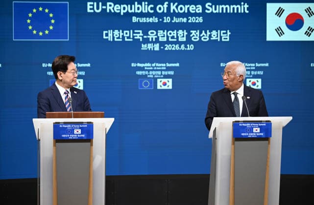 EU-South Korea Summit In Brussels BRUSSELS, BELGIUM - JUNE 10: EU Council President Antonio Costa, European Commission President Ursula von der Leyen (not seen) and South Korean President Lee Jae Myung (L) hold a joint press conference following the European Union (EU)-South Korea Summit in Brussels, Belgium on June 10, 2026. Dursun Aydemir Anadolu Brussels Belgium. Editorial use only. Please get in touch for any other usage.  Copyright: x2026xAnadoluxDursunxAydemirx