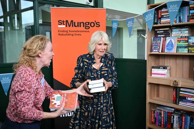 Queen Camilla visits one of St Mungo s homelessness accommodation sites in south London Britain s Queen Camilla (L) places books on shelves to highlight the activities offered by The Queen s Reading Room, during a visit to one of St Mungo s homelessness accommodation sites in south London, on June 10, 2026, where she met with residents and staff who are connected to a shared reading programme enabled by The Queen s Reading Room. St Mungo s homelessness charity, founded in 1969, has for the past 56 years been supporting people as they rebuild their lives., Credit:JUSTIN TALLIS PA ROTA - B68 Avalon United Kingdom, London  Copyright: xJUSTINxTALLISx xPAxROTAx-xB68x xAvalonx 1109323834