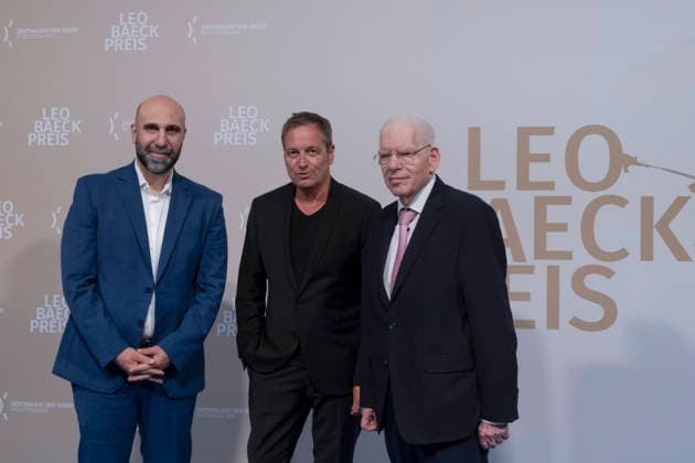 Verleihung des Leo Baeck-Preises 2026 durch den Zentralrat der Juden in Deutschland am Mittwoch (10.06.2026) in Berlin an den Kabarettisten Dieter Nuhr. (Foto v.l.: Autor und Psychologe Ahmad Mansour, Dieter Nuhr und Josef Schuster, Praesident des Zentralrats der Juden in Deutschland) Mit dem Preis soll Nuhrs Einsatz gegen Antisemitismus in der Medienlandschaft gewuerdigt werden, begruendete der Zentralrat die Preistraegerwahl. Seit 1957 werden mit dem Leo-Baeck-Preis Persoenlichkeiten geehrt, die sich nach Ansicht des Zentralrats in herausragender Weise um die juedische Gemeinschaft verdient gemacht haben. (Siehe epd-Meldung vom 10.06.2026) EDITORIAL USE ONLY *** Presentation of the Leo Baeck Prize 2026 by the Central Council of Jews in Ge Copyright: epd-bild RolfxZoellner epd-Leo-Baeck-Preis4-kopieren