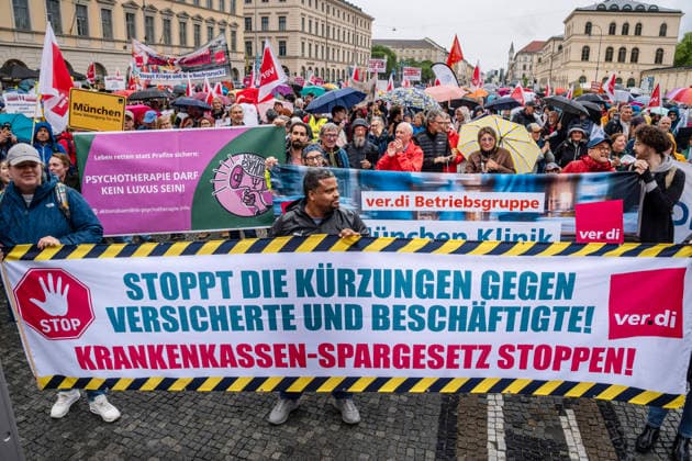 Rettet das Gesundheitswesen, Demonstration gegen die Sparpolitik, Gesundheit ist keine Ware, Kundgebung der Gewerkschaft verdi auf dem Odeonsplatz, München, 10. Juni 2026 Deutschland, MuÌˆnchen, 10. Juni.2026, Motto: Rettet das Gesundheitswesen, gegen die Sparpolitik, Gesundheit ist keine Ware, Kundgebung der Gewerkschaft verdi auf dem Odeonsplatz, ab 17 Uhr, dabei Gewerkschaftsmitglieder aus Kliniken und Pflege, Transparent: Stoppt die Kürzungen gegen Versicherte und Beschäftigte, Krankenkassen-Spargesetz stoppen! Protest gegen die geplante Gesundheitsreform von Ministerin Warken, ca. 400 Teilnehmende, Regenwetter, Bayern, bayerisch, bayerische, Querformat, *** Save the healthcare system, demonstration against the austerity policy, heal