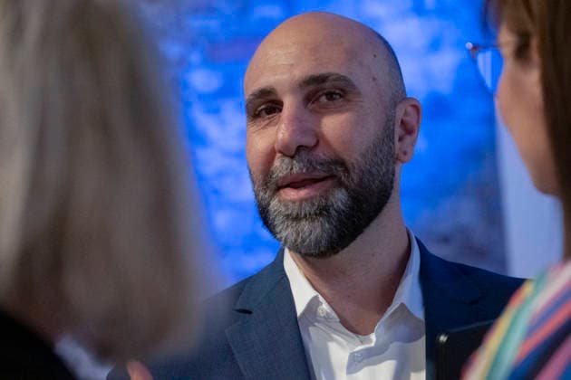 Verleihung des Leo Baeck-Preises 2026 durch den Zentralrat der Juden in Deutschland am Mittwoch (10.06.2026) in Berlin an den Kabarettisten Dieter Nuhr. (Foto: Autor und Psychologe Ahmad Mansour haelt die Laudatio auf den Preistraeger) Mit dem Preis soll Nuhrs Einsatz gegen Antisemitismus in der Medienlandschaft gewuerdigt werden, begruendete der Zentralrat die Preistraegerwahl. Seit 1957 werden mit dem Leo-Baeck-Preis Persoenlichkeiten geehrt, die sich nach Ansicht des Zentralrats in herausragender Weise um die juedische Gemeinschaft verdient gemacht haben. (Siehe epd-Meldung vom 10.06.2026) EDITORIAL USE ONLY *** Presentation of the Leo Baeck Prize 2026 by the Central Council of Jews in Germany on Wednesday 10 06 2026 in Berlin to the cab Copyright: epd-bild RolfxZoellner _DSF2806