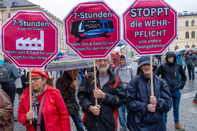Rettet das Gesundheitswesen, Demonstration gegen die Sparpolitik, Gesundheit ist keine Ware, Kundgebung der Gewerkschaft verdi auf dem Odeonsplatz, München, 10. Juni 2026 Deutschland, MuÌˆnchen, 10. Juni.2026, Motto: Rettet das Gesundheitswesen, gegen die Sparpolitik, Gesundheit ist keine Ware, Kundgebung der Gewerkschaft verdi auf dem Odeonsplatz, ab 17 Uhr, dabei Gewerkschaftsmitglieder aus Kliniken und Pflege, Schilder u.a. Mehr Zeit und Geld für uns statt für den Krieg, Stoppt die Wehrpflicht, Protest gegen die geplante Gesundheitsreform von Ministerin Warken, ca. 400 Teilnehmende, Regenwetter, Bayern, bayerisch, bayerische, Querformat, *** Save the healthcare system, demonstration against the austerity policy, health is not a commo
