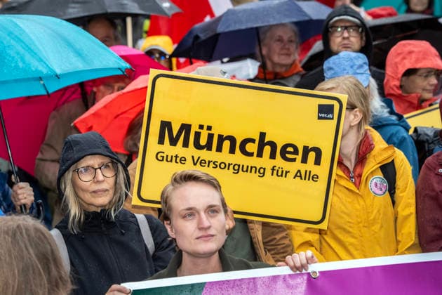 Rettet das Gesundheitswesen, Demonstration gegen die Sparpolitik, Gesundheit ist keine Ware, Kundgebung der Gewerkschaft verdi auf dem Odeonsplatz, München, 10. Juni 2026 Deutschland, MuÌˆnchen, 10. Juni.2026, Motto: Rettet das Gesundheitswesen, gegen die Sparpolitik, Gesundheit ist keine Ware, Kundgebung der Gewerkschaft verdi auf dem Odeonsplatz, ab 17 Uhr, dabei Gewerkschaftsmitglieder aus Kliniken und Pflege, Schild: München Gute Versorgung für alle, Protest gegen die geplante Gesundheitsreform von Ministerin Warken, ca. 400 Teilnehmende, Regenwetter, Bayern, bayerisch, bayerische, Querformat, *** Save the healthcare system, demonstration against the austerity policy, health is not a commodity, rally of the trade union verdi on Odeon