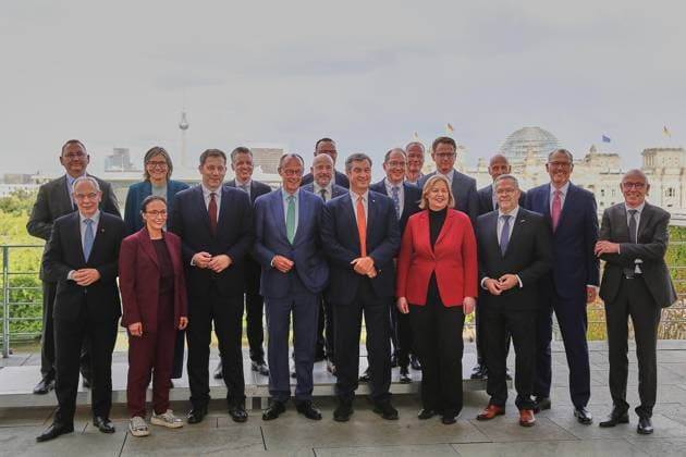 Berlin, Deutschland, 10.06.2026: Bundeskanzleramt: Gespräch mit Vertretern von Gewerkschaften, Wirtschaftsverbänden und Koalition: Teilnehmer auf der Dachterrasse *** Berlin, Germany, 10 06 2026 Federal Chancellery Discussion with representatives of trade unions, business associations and coalition Participants on the roof terrace Copyright: xdtsxNachrichtenagenturx dts_122379