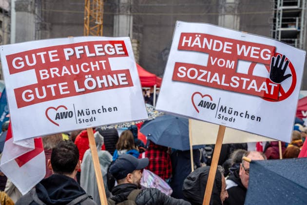 Rettet das Gesundheitswesen, Demonstration gegen die Sparpolitik, Gesundheit ist keine Ware, Kundgebung der Gewerkschaft verdi auf dem Odeonsplatz, München, 10. Juni 2026 Deutschland, MuÌˆnchen, 10. Juni.2026, Motto: Rettet das Gesundheitswesen, gegen die Sparpolitik, Gesundheit ist keine Ware, Kundgebung der Gewerkschaft verdi auf dem Odeonsplatz, ab 17 Uhr, dabei Gewerkschaftsmitglieder aus Kliniken und Pflege, Schilder Gute Pflege braucht gute Löhne, Hände weg vom Sozialstaat, Forderungen der AWO München, Arbeiterwohlfahrt, Protest gegen die geplante Gesundheitsreform von Ministerin Warken, ca. 400 Teilnehmende, Regenwetter, Bayern, bayerisch, bayerische, Querformat, *** Save the healthcare system, demonstration against the austerity