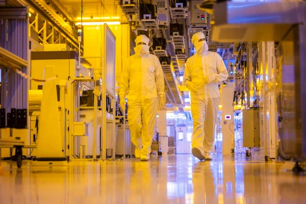 Infineon Technologies AG in Dresden Reinraum der neuen Smart Power Fab der Infineon Technologies AG in Dresden am 10. Juni. Am 2. Juli wird die Smart Power Fab feierlich eröffnet. Das neue Werk ist mit einem Investitionsvolumen von fünf Milliarden Euro die größte Einzelinvestition in der Geschichte von Infineon und eines der größten Investitionsprojekte in Deutschland. 300 mm Waferfertigung am Standort Dresden der Infineon Technologies AG Dresden Sachsen Deutschland *** Infineon Technologies AG in Dresden Clean room of the new Smart Power Fab of Infineon Technologies AG in Dresden on June 10 On July 2, the Smart Power Fab is ceremonially opened The new plant is the largest single investment in Infineons history with an investment vo