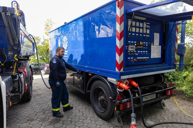 Aktuelle Themenbilder: Aktuelle Situation in Reutlingen - Betzingen nach dem Stromausfall, 10.06.2026 Aktuelle Themenbilder: Aktuelle Situation in Reutlingen - Betzingen nach dem Stromausfall, 10.06.2026, THW bringt 1000 Liter Disel zum nachtanken der Notstromaggregat. *** Current topic pictures Current situation in Reutlingen Betzingen after the power outage, 10 06 2026 Current topic pictures Current situation in Reutlingen Betzingen after the power outage, 10 06 2026, THW brings 1000 liters of Disel to refuel the emergency generator Copyright: xEibner-Pressefoto DimitrixDrofitx EP_ddh