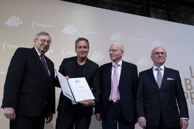 Verleihung des Leo Baeck-Preises 2026 durch den Zentralrat der Juden in Deutschland am Mittwoch (10.06.2026) in Berlin an den Kabarettisten Dieter Nuhr. (Foto v.l.: Abraham Lehrer, Vizepraesident des Zentralrats der Juden in Deutschland, Dieter Nuhr, Josef Schuster, Praesident des Zentralrats der Juden in Deutschland, Mark Dainow, Vizepraesident des Zentralrats der Juden in Deutschland) Mit dem Preis soll Nuhrs Einsatz gegen Antisemitismus in der Medienlandschaft gewuerdigt werden, begruendete der Zentralrat die Preistraegerwahl. Seit 1957 werden mit dem Leo-Baeck-Preis Persoenlichkeiten geehrt, die sich nach Ansicht des Zentralrats in herausragender Weise um die juedische Gemeinschaft verdient gemacht haben. (Siehe epd-Meldung vom 10.06.20 Copyright: epd-bild RolfxZoellner epd-Leo-Baeck-Preis5-kopieren
