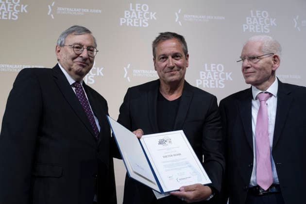 Verleihung des Leo Baeck-Preises 2026 durch den Zentralrat der Juden in Deutschland am Mittwoch (10.06.2026) in Berlin an den Kabarettisten Dieter Nuhr. (Foto v.l.: Abraham Lehrer, Vizepraesident des Zentralrats der Juden in Deutschland, Dieter Nuhr, Josef Schuster, Praesident des Zentralrats der Juden in Deutschland) Mit dem Preis soll Nuhrs Einsatz gegen Antisemitismus in der Medienlandschaft gewuerdigt werden, begruendete der Zentralrat die Preistraegerwahl. Seit 1957 werden mit dem Leo-Baeck-Preis Persoenlichkeiten geehrt, die sich nach Ansicht des Zentralrats in herausragender Weise um die juedische Gemeinschaft verdient gemacht haben. (Siehe epd-Meldung vom 10.06.2026) EDITORIAL USE ONLY *** Presentation of the Leo Baeck Prize 2026 by Copyright: epd-bild RolfxZoellner epd-Leo-Baeck-Preis6-kopieren